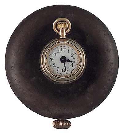 Montre boutonnière en acier et laiton doré....