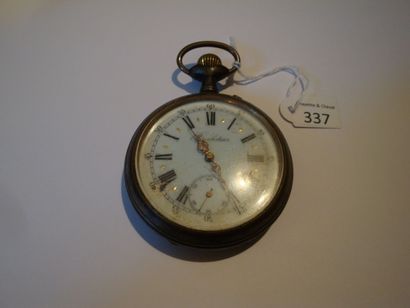 En acier avec cadran blanc. D. 64mm