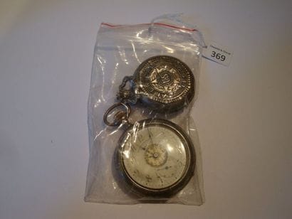 Montre à réveil en acier poli signée 