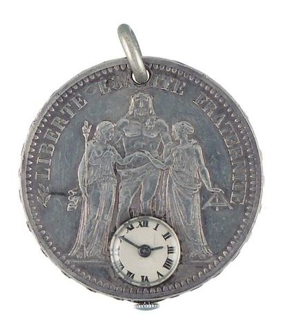 Petite montre de 10mm de diamètre montée...