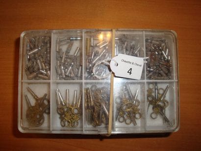 Deux boîtes de clés de montre et éléments...