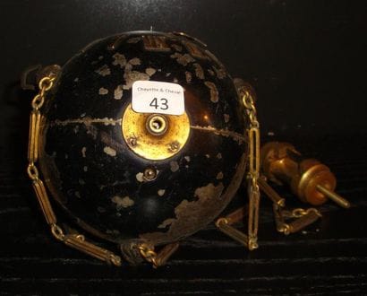 Mouvement et globe d'une horloge sphériq...