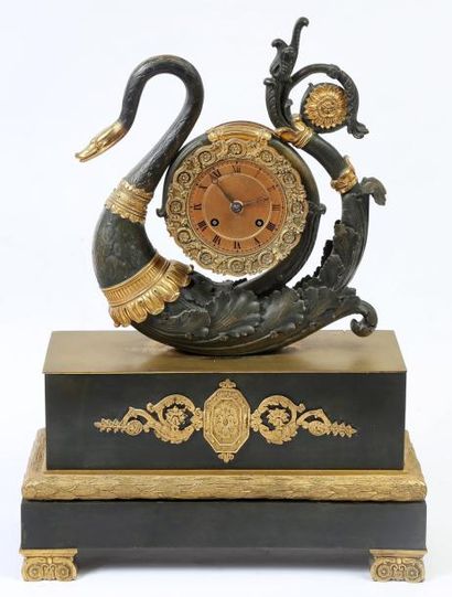 Pendule de cheminée en bronze doré et patiné...