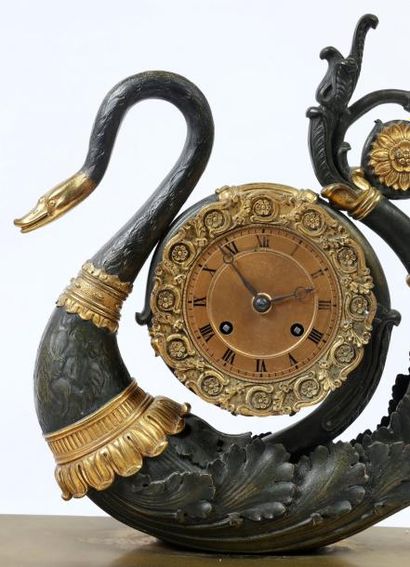 Pendule de cheminée en bronze doré et patiné...