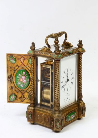 Pendulette de voyage en bronze et laiton...