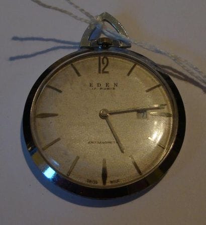 Montre à quantième en métal poli signée 'Eden...