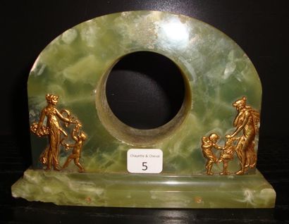 Caisse en onyx avec appliques en laiton doré...