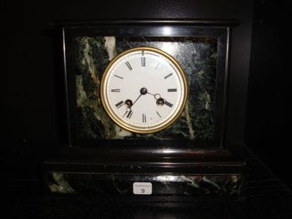 Pendule de cheminée en marbre noir et verte...