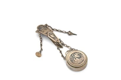 CHATELAINE à deux maillons repliable en or...