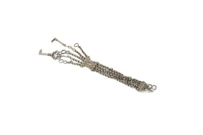 CHATELAINE en argent à deux maillons dont...