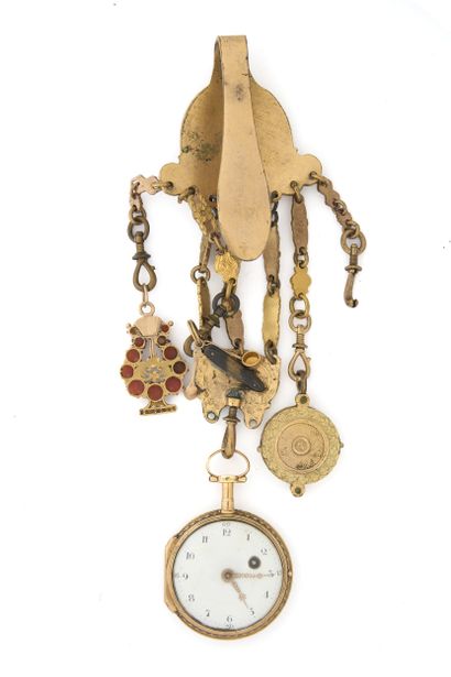CHATELAINE à trois maillons en laiton doré...
