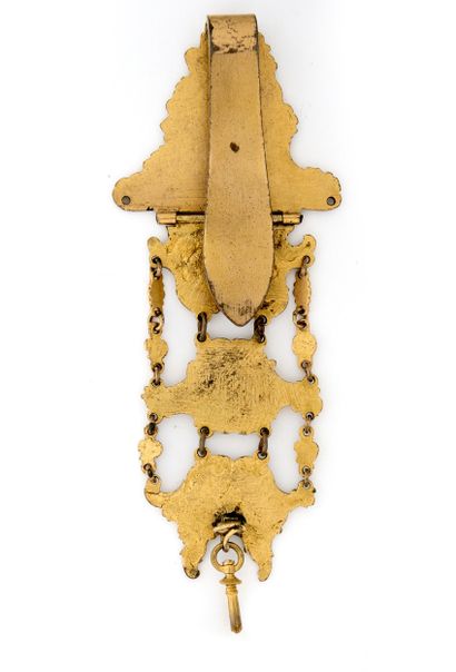 CHATELAINE à trois maillons en laiton doré...