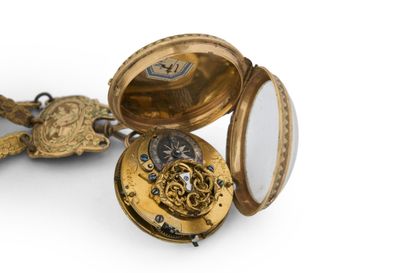 CHATELAINE à trois maillons en laiton doré...