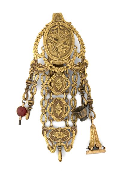 CHATELAINE à trois maillons en laiton doré...