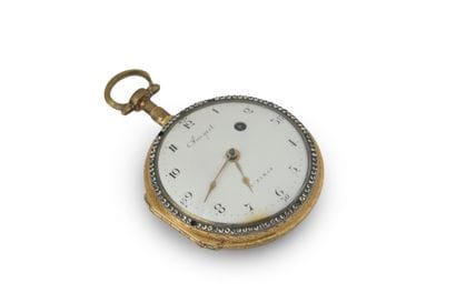 MONTRE à verge en laiton doré émaillé marquée...