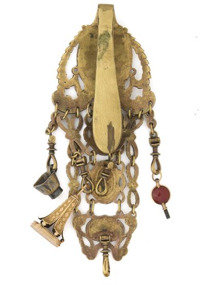 CHATELAINE à trois maillons en laiton doré...