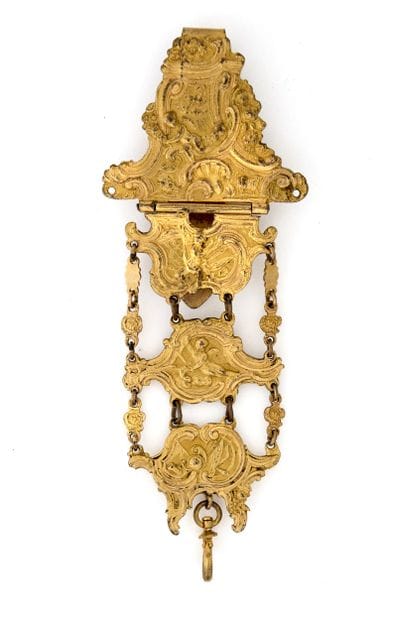 CHATELAINE à trois maillons en laiton doré...