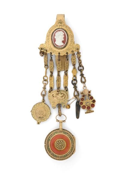 CHATELAINE à trois maillons en laiton doré...