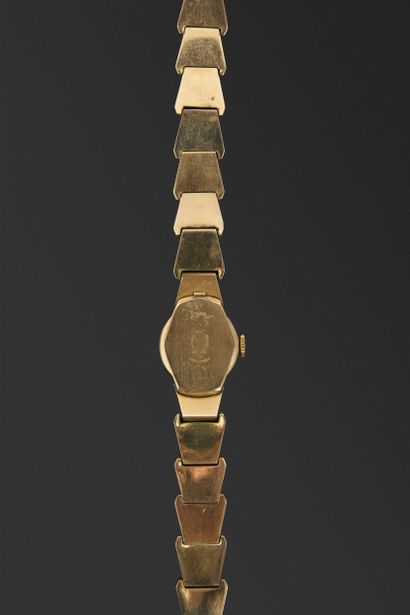 LIP

Montre de dame en or jaune 18K, le cadran...