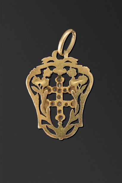 Pendentif en forme d'écusson feuillagé en...