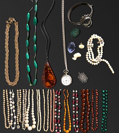 FANTAISIE
Fort lot de colliers fantaisie...