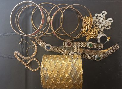 FANTAISIE
Un lot de bijoux fantaisie en métal...