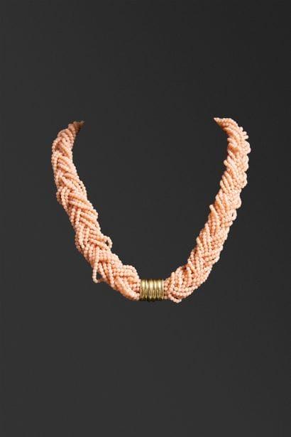 Collier ras du cou de perles de corail tressées,...