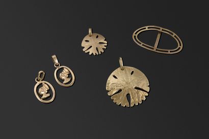 Lot de 5 pendentifs en or jaune:

-2 pendentifs...