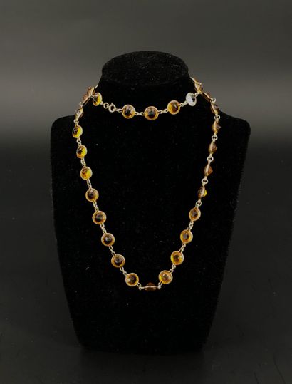 Collier en métal doré serti de pierres 