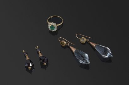 Lot comprenant:
-Une paire de boucles d'oreilles...