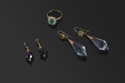 Lot comprenant:
-Une paire de boucles d'oreilles...