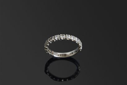 Demi alliance américaine en or gris 18K sertie...