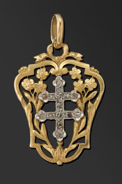 Pendentif en forme d'écusson feuillagé en...