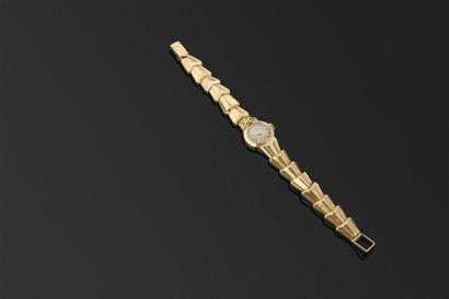 LIP

Montre de dame en or jaune 18K, le cadran...