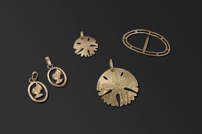 Lot de 5 pendentifs en or jaune:

-2 pendentifs...