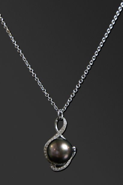 Collier constitué d'une chaîne maille forçat...