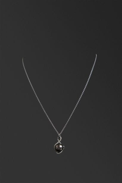Collier constitué d'une chaîne maille forçat...