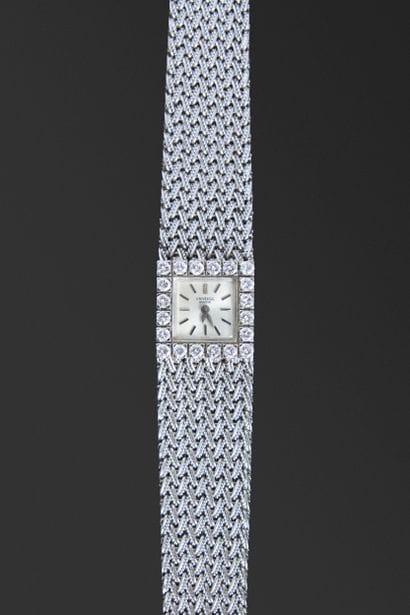 UNIVERSAL GENEVE
Montre de dame en or gris...
