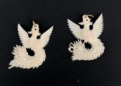 Deux pendentifs en os sculpté à motif d'oiseaux...