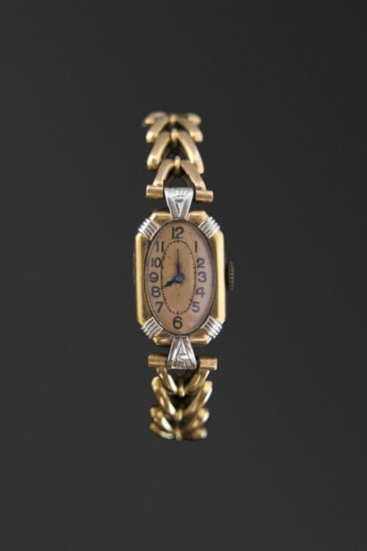 Montre de dame Art Déco en or jaune 18K 750°/°°.
Cadran...