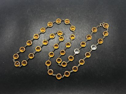 Collier en métal doré serti de pierres 
