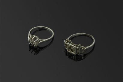 Deux montures de bague en platine (soudures...