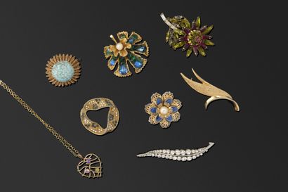 FANTAISIE
Lot de 7 broches et 1 pendentif...