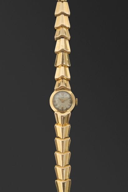 LIP

Montre de dame en or jaune 18K, le cadran...
