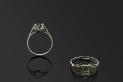 Deux montures de bague en platine (soudures...