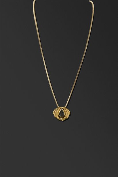 Pendentif coquille en or jaune 18K 750°/°°...