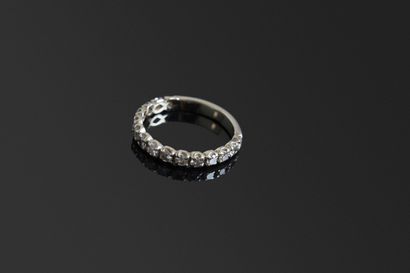 Demi alliance américaine en or gris 18K sertie...