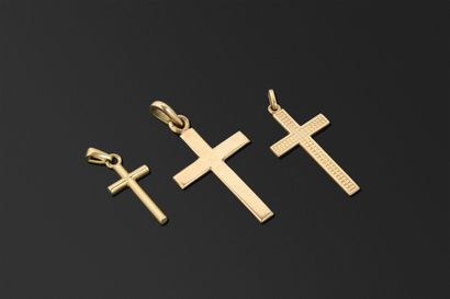 Lot de 3 croix en or jaune 18K 750°/°° montées...