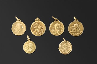 Lot de 5 médailles religieuses (4 gravées).
Poids...