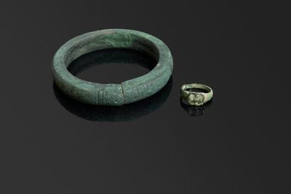 Lot composé:
-d’une bague en bronze.
Le motif...